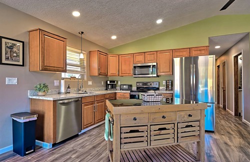 Zuzax House | Turquoise Trail Bungalow: Ocean Views & Pet-Friendly Stay