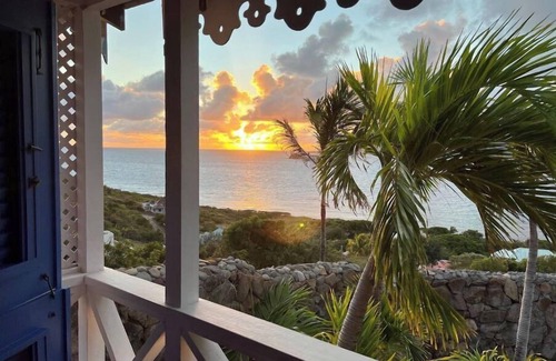 Frigate Bay Cabin | Charming Turtle Beach White House: Romantic Cottage Retreat
