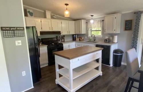 Lewiston House | Pet-Friendly Turtle Cove: Top-Rated Family Getaway