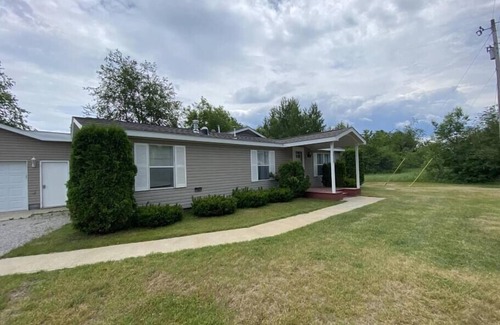 Lewiston House | Pet-Friendly Turtle Cove: Top-Rated Family Getaway