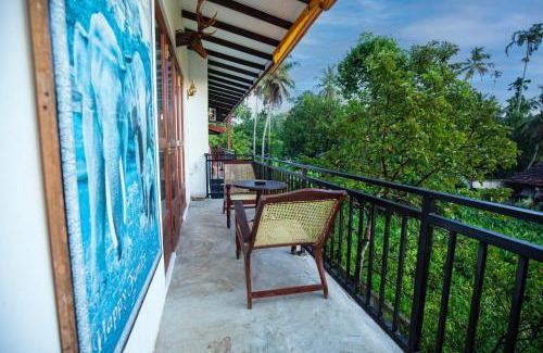 Rumassala House | Pet-Friendly Turtle Lamp: A 10/10 Family Getaway