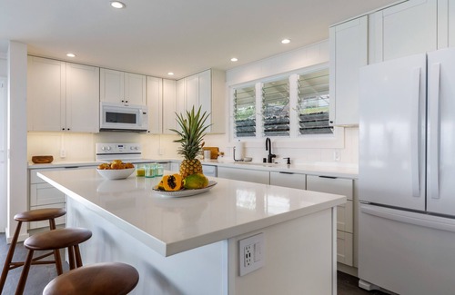 Kahaluu Bay House | Oceanfront Turtle Rock Cottage with Pool & Guest-Rated 9.8