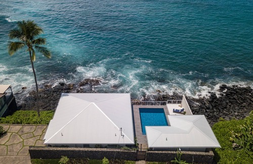 Kahaluu Bay House | Oceanfront Turtle Rock Cottage with Pool & Guest-Rated 9.8
