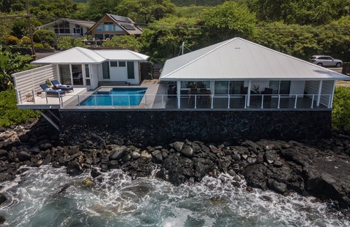 Kahaluu Bay House | Oceanfront Turtle Rock Cottage with Pool & Guest-Rated 9.8