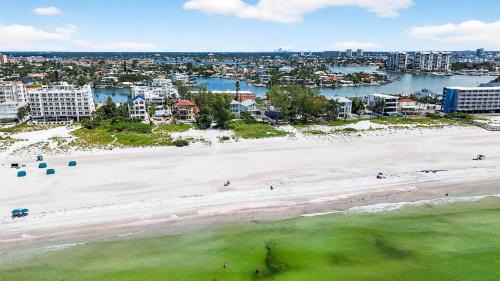 Treasure Island House | Discover Turtleback Beach House: Pet Friendly & Family Fun