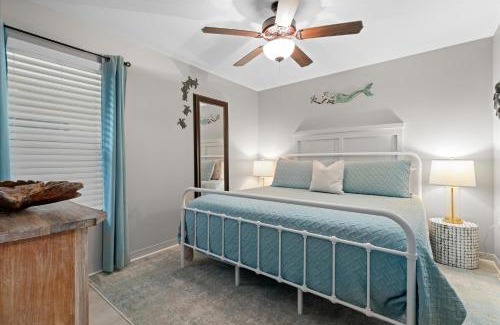Dauphin Island Apartment | Escape to Turtles Nest: Oceanfront Retreat with Pool