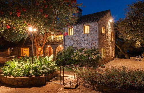 Sonoma House | Historic Getaway Steps from Sonoma Plaza with Pet-Friendly Amenities