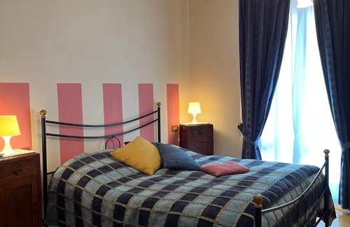 San Quirico d'Orcia House | Inviting Tuscan Room: Family-Friendly Getaway with High Ratings