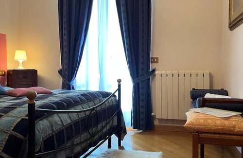 San Quirico d'Orcia House | Inviting Tuscan Room: Family-Friendly Getaway with High Ratings