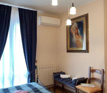 San Quirico d'Orcia House | Inviting Tuscan Room: Family-Friendly Getaway with High Ratings