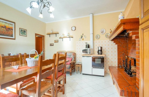Chianni House | Pet-Friendly Retreat at Belvilla by OYO La Casa dei Nonni