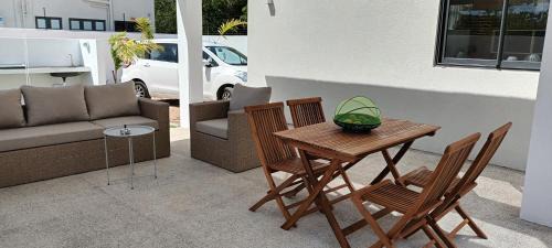 Calodyne Villa | Discover Tush Villa: Modern Retreat with Pool & Family Fun
