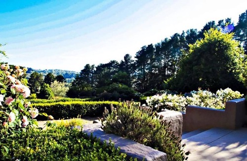 Merricks North House | Exceptional Tussie Mussie Vineyard Retreat with Kitchen