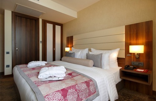 Buyukcekmece Hotel | Discover Tuyap Palas: 5-Star Escape with Pool & Spa
