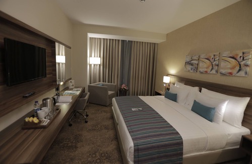 Buyukcekmece Hotel | Discover Tuyap Palas: 5-Star Escape with Pool & Spa