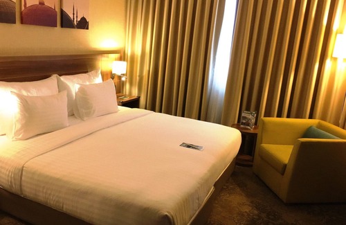 Buyukcekmece Hotel | Discover Tuyap Palas: 5-Star Escape with Pool & Spa