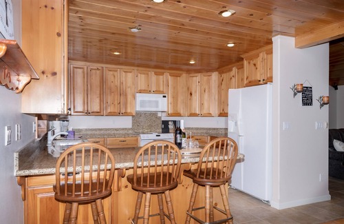 Twain Harte House | Twain Harte Getaway: Pet-Friendly with Pool & Lake View