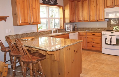 Twain Harte House | Twain Harte Getaway: Pet-Friendly with Pool & Lake View