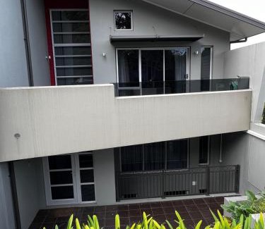 Hamilton Lake House | Discover Twee Tuis: Guest Rated 9.5 & Delicious Breakfast