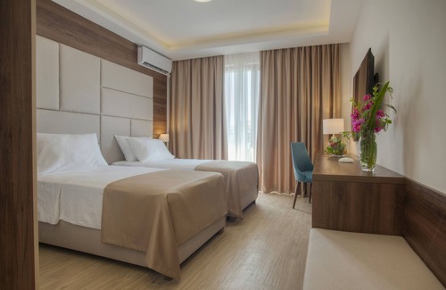 Bijeli do Hotel | Elegant Twelve by Aycon: Top Rated with Pool & Dining