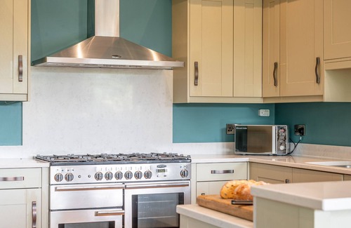 Richmond Cottage | Spacious Twenty One Lodge for Families with Breakfast Included