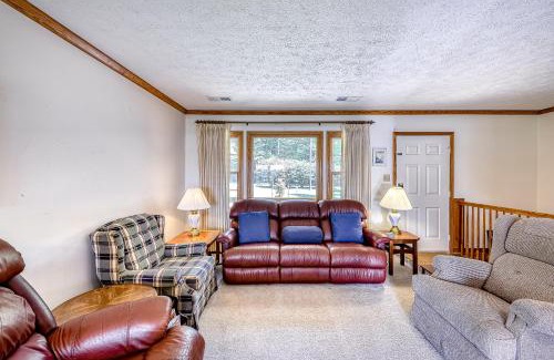 Livingston House | Experience Twilight Cove: Pet & Child Friendly Oasis