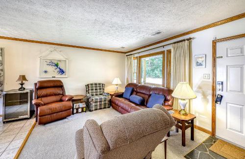 Livingston House | Experience Twilight Cove: Pet & Child Friendly Oasis