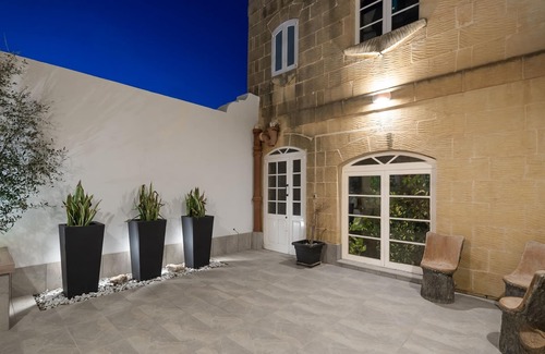 Ta' Għammar Apartment | Twilight Holiday Home: Pet & Child Friendly Oasis