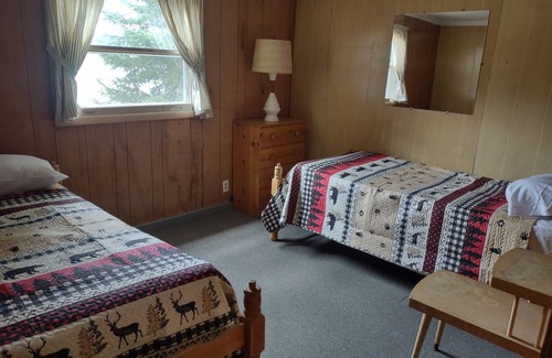 Tomahawk Resort | Relax at Twin Bay Resort's Cozy Lakeside Cabin #3