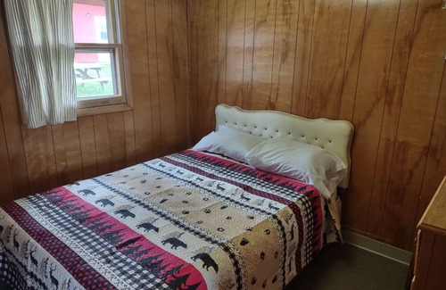 Tomahawk Resort | Relax at Twin Bay Resort's Cozy Lakeside Cabin #3