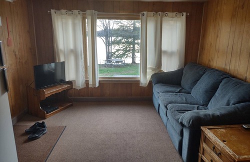 Tomahawk Cabin | Relaxing Stay at Twin Bay Resort Lakeside Cabin 1
