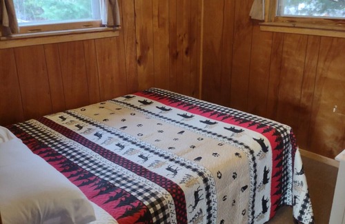 Tomahawk Cabin | Relaxing Stay at Twin Bay Resort Lakeside Cabin 1