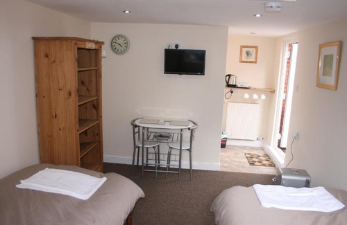 Hedon House | Top-Rated Twin Bays: Family-Friendly & Accessible Stays