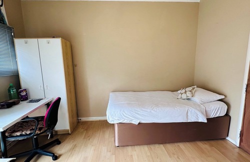 Somers Town Bed & Breakfast | Twin Bedroom in Central London