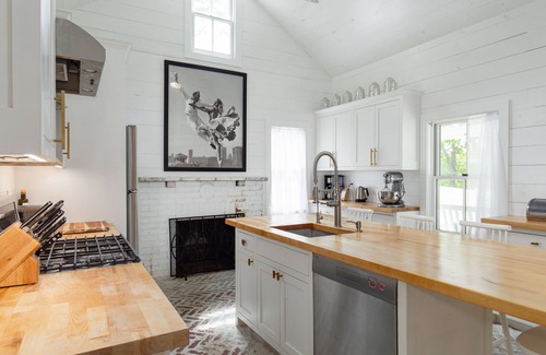 Clinton Corners House | Unforgettable Twin Cedar Pond: Farmhouse with Pool & Hot Tub