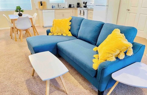 Old Southwest House | Twin Cheerful Midtowns 2Kitchens 4Baths Sleeps 14