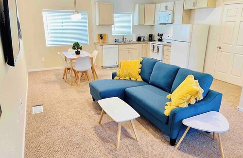 Old Southwest House | Twin Cheerful Midtowns 2Kitchens 4Baths Sleeps 14