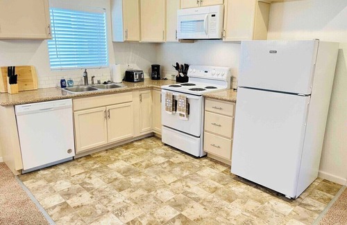 Old Southwest House | Twin Cheerful Midtowns 2Kitchens 4Baths Sleeps 14