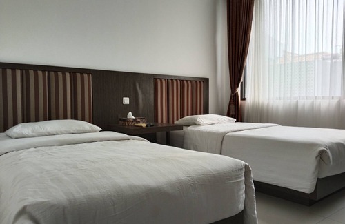 South Tambun House | Cozy Twin Guest House Grand Wisata with Kitchen & Family Appeal