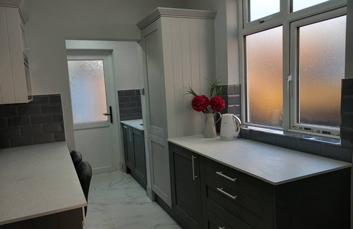 Alexandra House | Cozy Twin Home with Free Parking in Kingston upon Thames