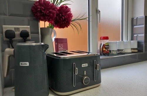 Alexandra House | Cozy Twin Home with Free Parking in Kingston upon Thames
