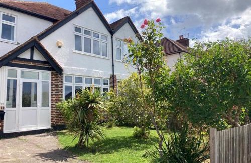 Alexandra House | Family-Friendly Twin Home with Free Parking in Kingston