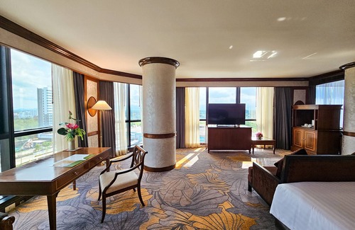 Pak Nakhon Hotel | Discover Twin Lotus Hotel: 4-Star Comfort with Spa & Pool