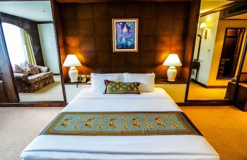 Pak Nakhon Hotel | Discover Twin Lotus Hotel: 4-Star Comfort with Spa & Pool