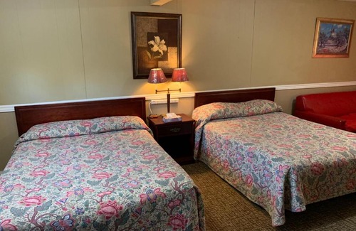 Orono Hotel | Comfortable Stay at Twin Oaks Motel with Kitchen Amenities