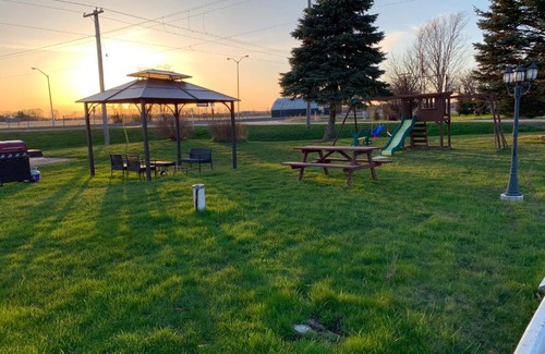 Orono Hotel | Comfortable Stay at Twin Oaks Motel with Kitchen Amenities