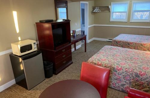 Orono Hotel | Comfortable Stay at Twin Oaks Motel with Kitchen Amenities