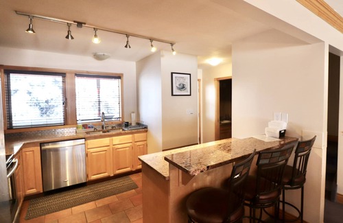 Silver Star Mountain House | Experience Twin Peaks: Ski-in/Ski-out with Ocean Views