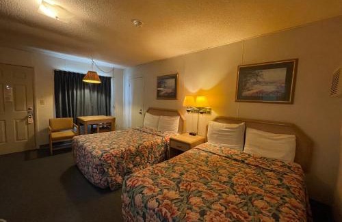 Tipton Hotel | Budget-Friendly Stay at Twin Pine Motel - Family Friendly