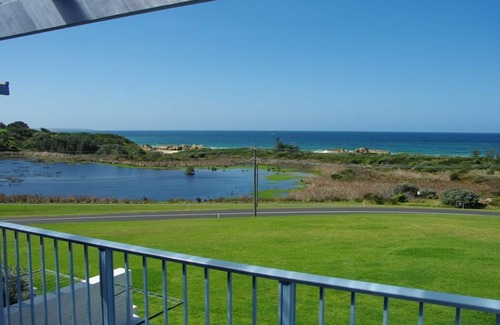 Bermagui Apartment | Beachfront Twin Pines 2 with Ocean Views and Pool Access